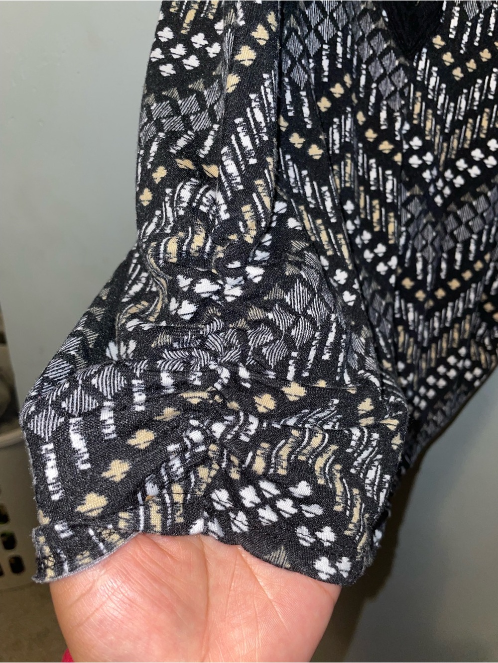 Free Kisses Maternity Black and White Patterned Tank with Decorative. Size M - Picture 3 of 7